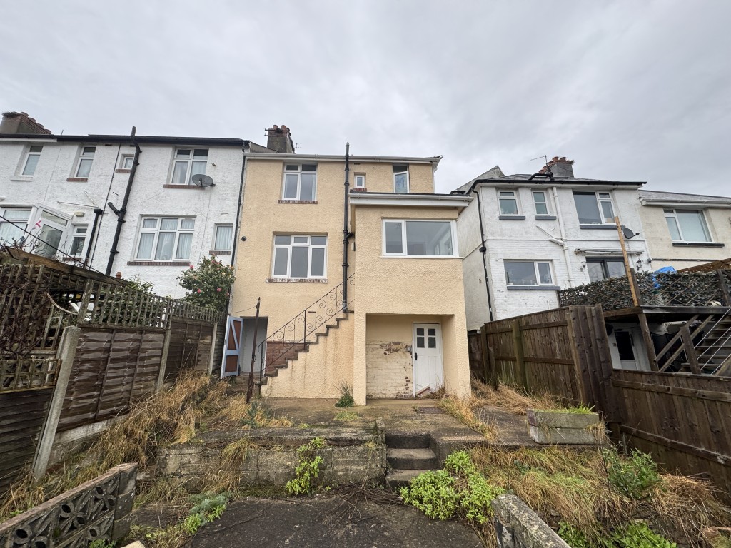Lot: 179 - END-TERRACE HOUSE FOR OCCUPATION OR INVESTMENT - Rear of the property